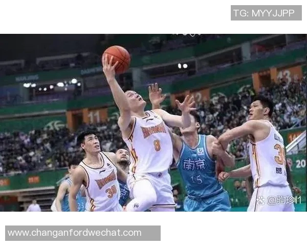 南京篮球队进攻体系解析:战术运用与团队配合的完美结合 南京篮球队进攻体系解析:战术运用与团队配合的完美结合